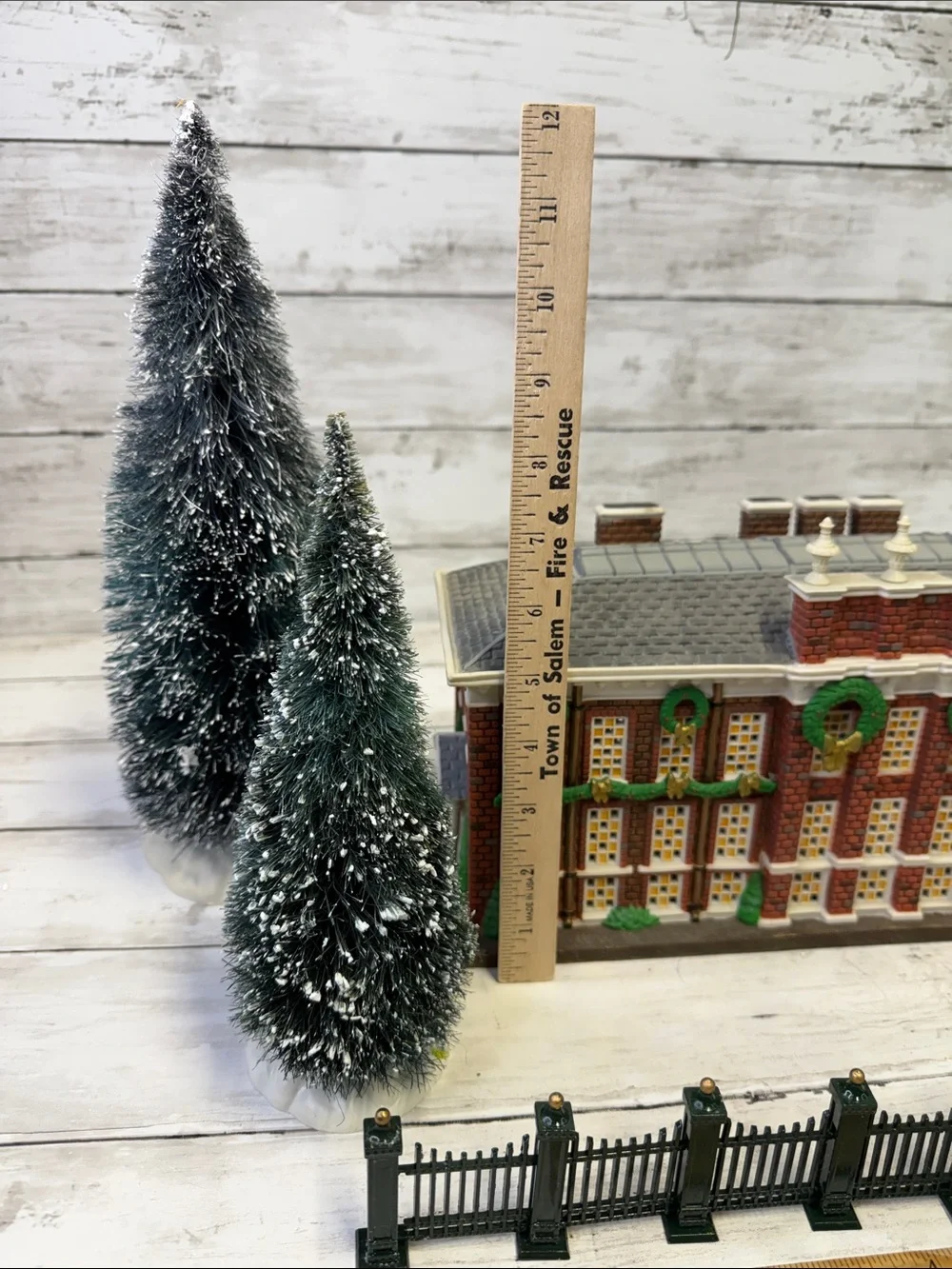 Dept 56 Kennsington Palace Christmas Village Read Description